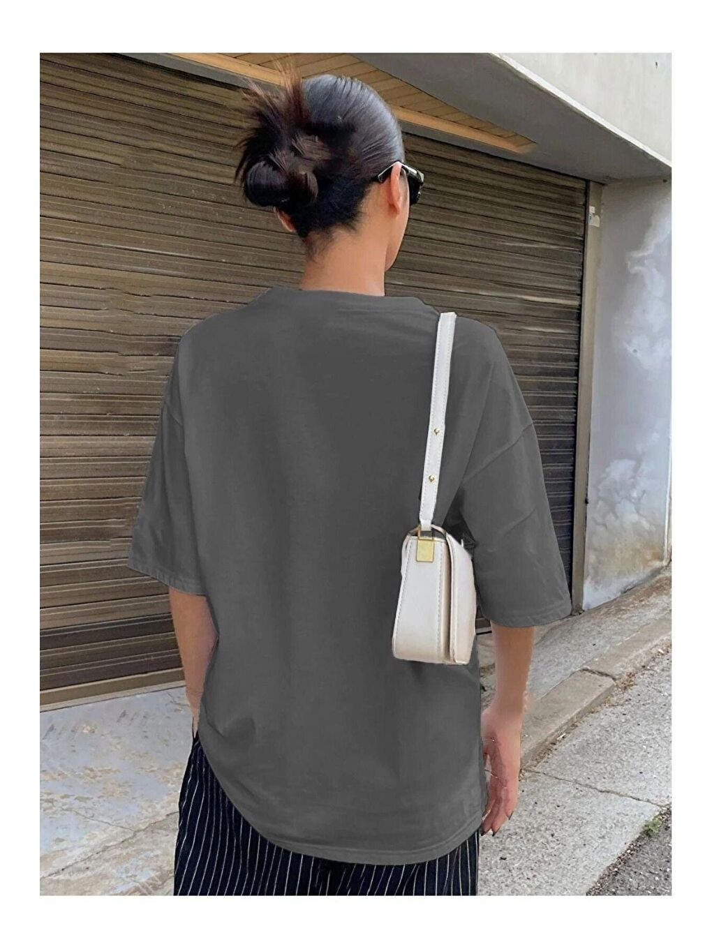 Gri Kadın Füme Resolve Baskılı Oversize Tişört-1