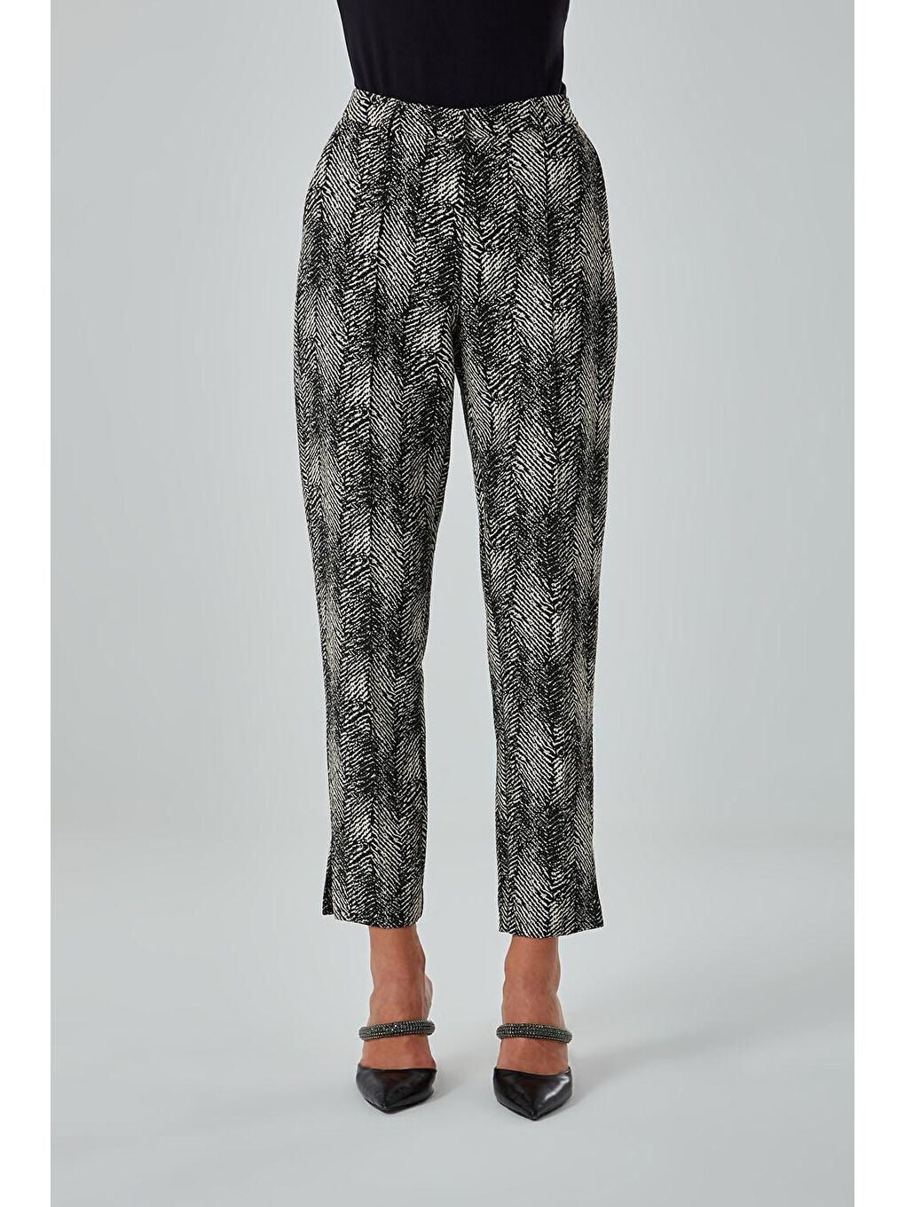 Özel Desenli Jakarlı Siyah Pantolon