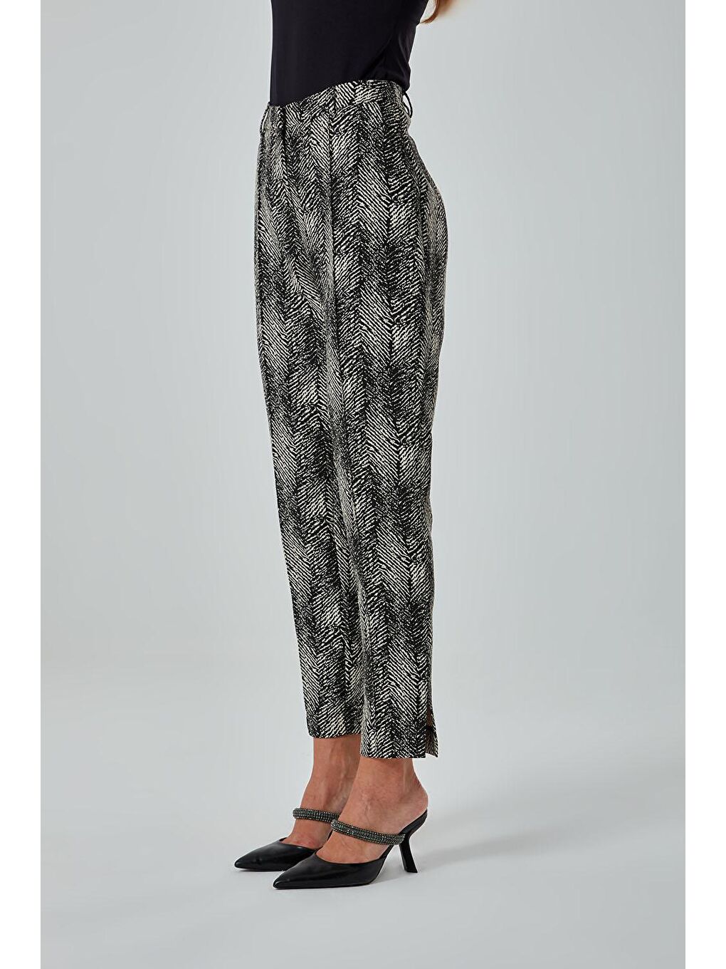 Özel Desenli Jakarlı Siyah Pantolon-2