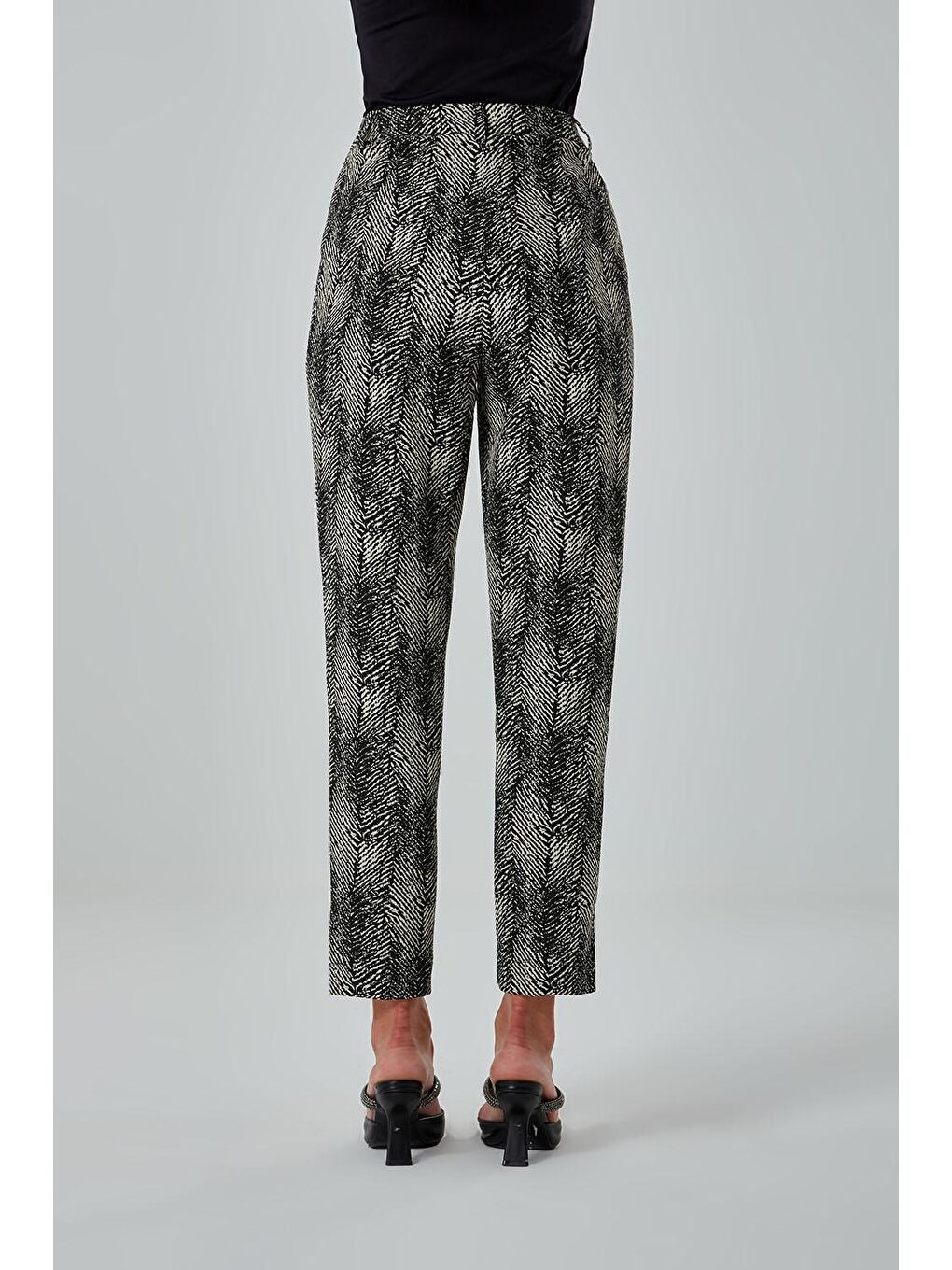 Özel Desenli Jakarlı Siyah Pantolon-3