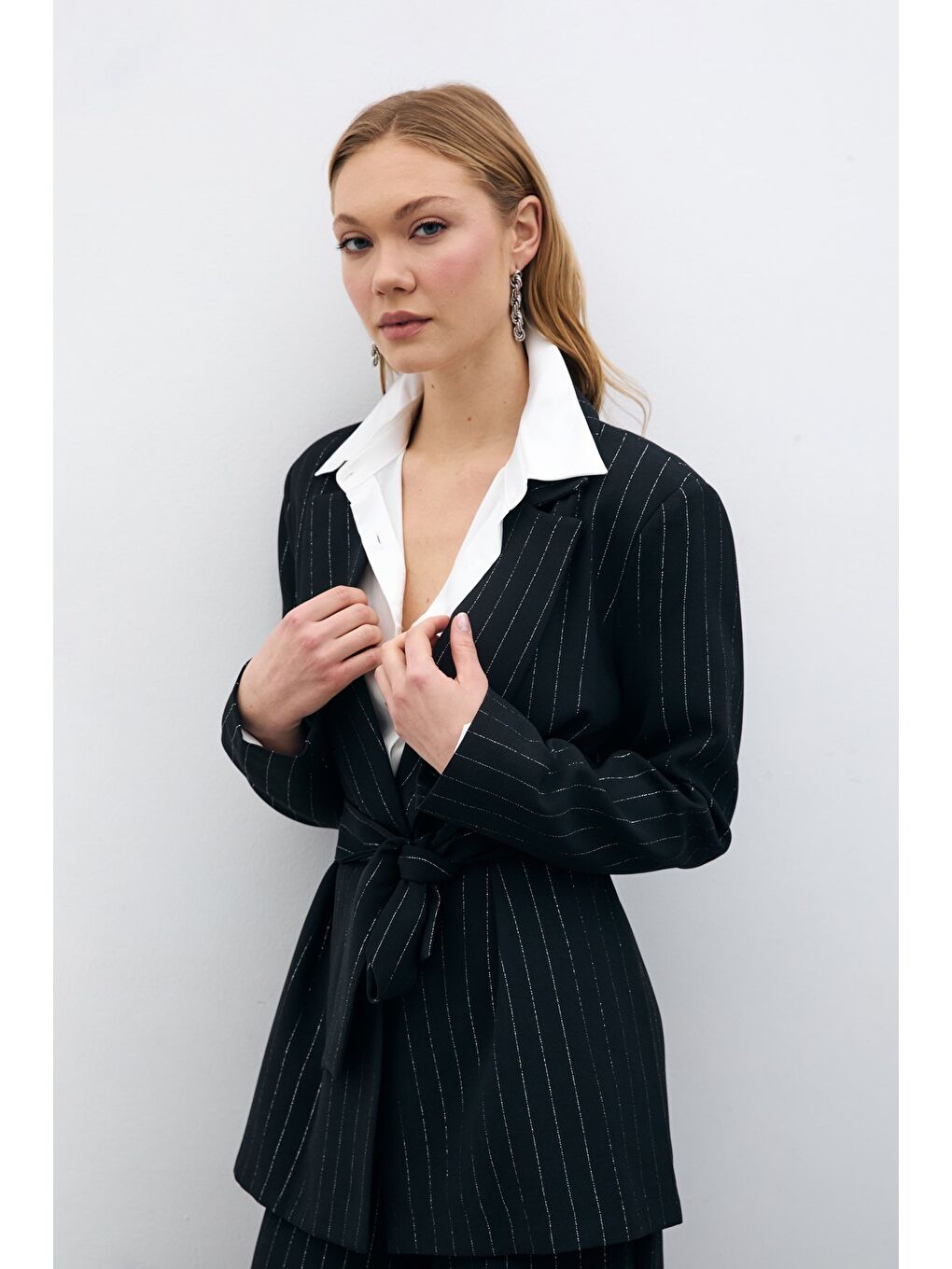 Simli Çizgili Kuşaklı Ceket - Siyah Çizgili-1