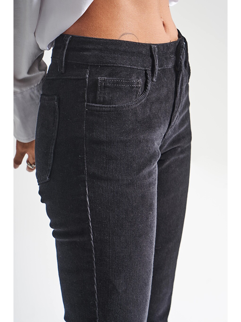 Kadın Siyah Renk 26w5-1 Low Waist Flare Fit İnce Fitilli Velvet Kadife Kumaş Pantolon-1