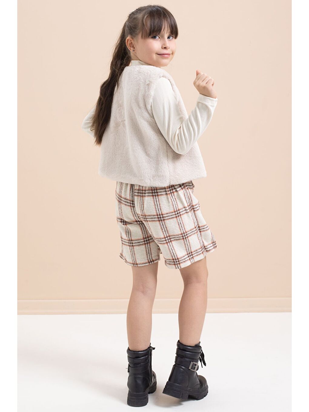 Bej Kız Çocuk Pelüş Yelekli Ekose Desenli Şort Etekli 3lü Takım 21527-1