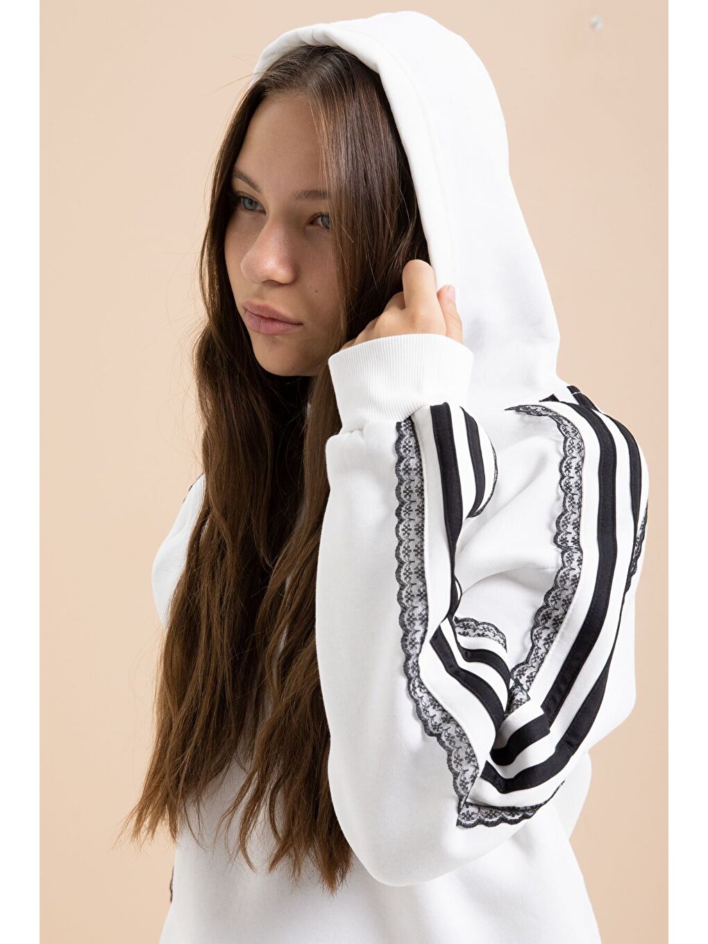 Beyaz 3 İplik Şardonlu Şeritli Dantel Detaylı Kız Çocuk Kapüşonlu Eşofman Takımı 22720-1