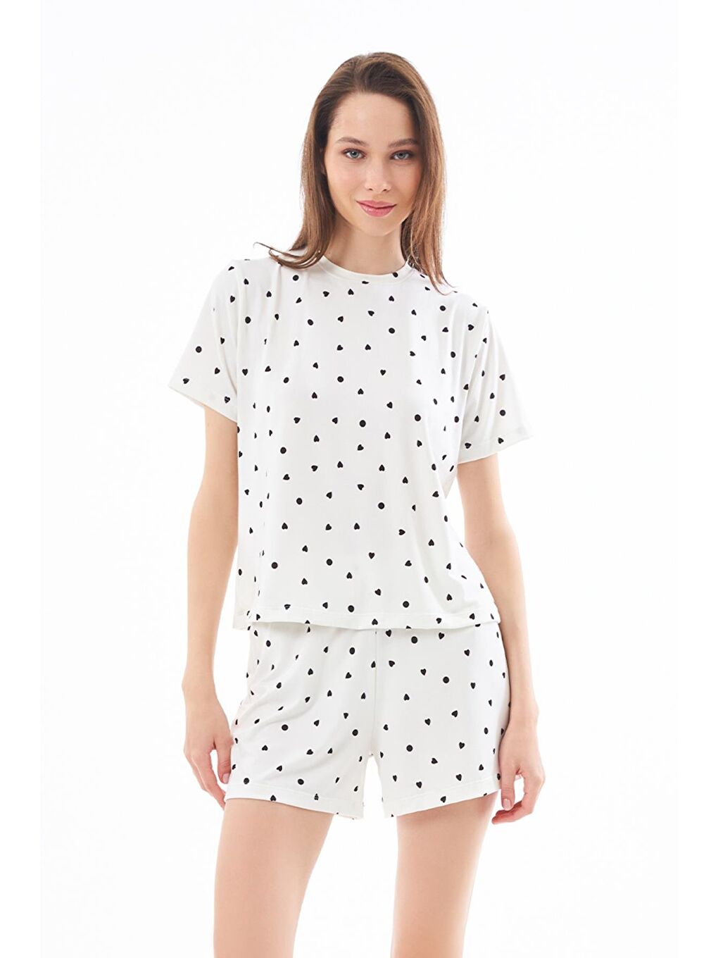 Ekru Premium Yazlık Şortlu Kadın Pijama Takımı Krem Kalp Desenli Yumuşak Dokulu Bisiklet Yaka Kısa Kollu