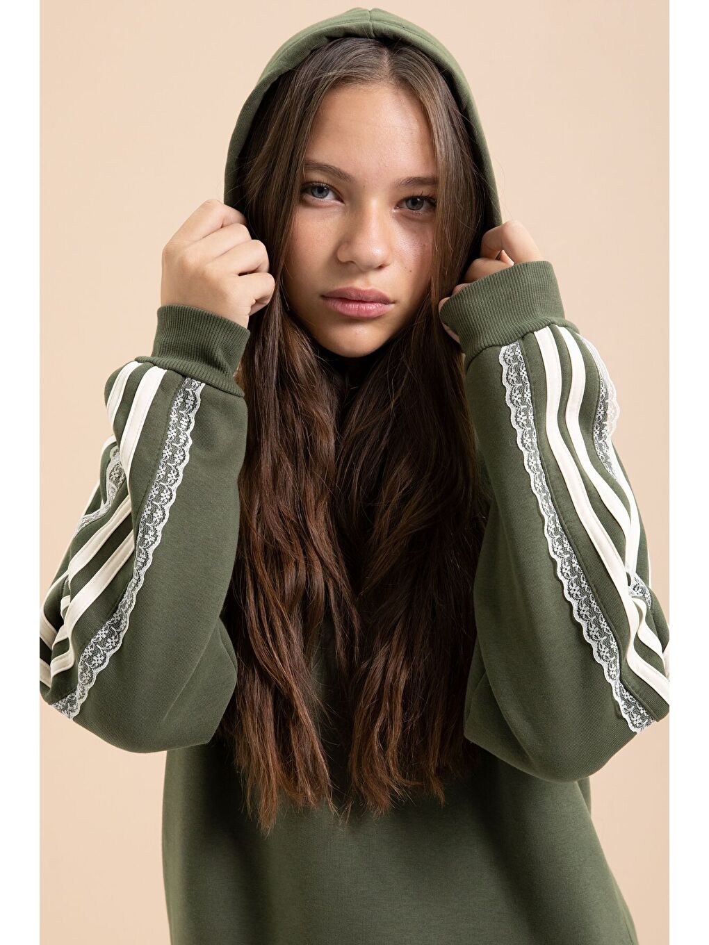 Haki 3 İplik Şardonlu Şeritli Dantel Detaylı Kız Çocuk Kapüşonlu Eşofman Takımı 22722-1