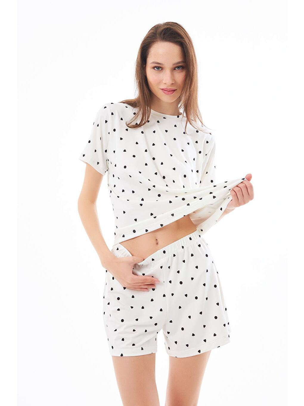 Ekru Premium Yazlık Şortlu Kadın Pijama Takımı Krem Kalp Desenli Yumuşak Dokulu Bisiklet Yaka Kısa Kollu-5