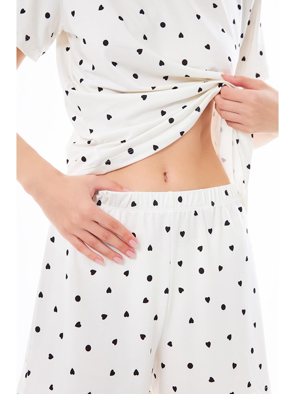 Ekru Premium Yazlık Şortlu Kadın Pijama Takımı Krem Kalp Desenli Yumuşak Dokulu Bisiklet Yaka Kısa Kollu-6