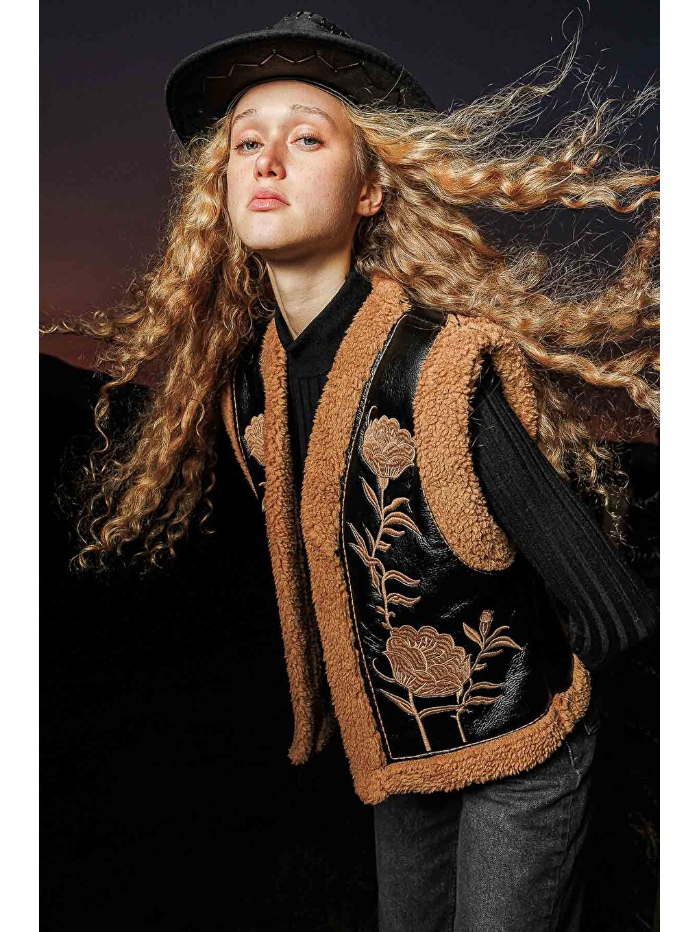 Kahverengi Nakış İşlemeli Camel Kovboy Yelek