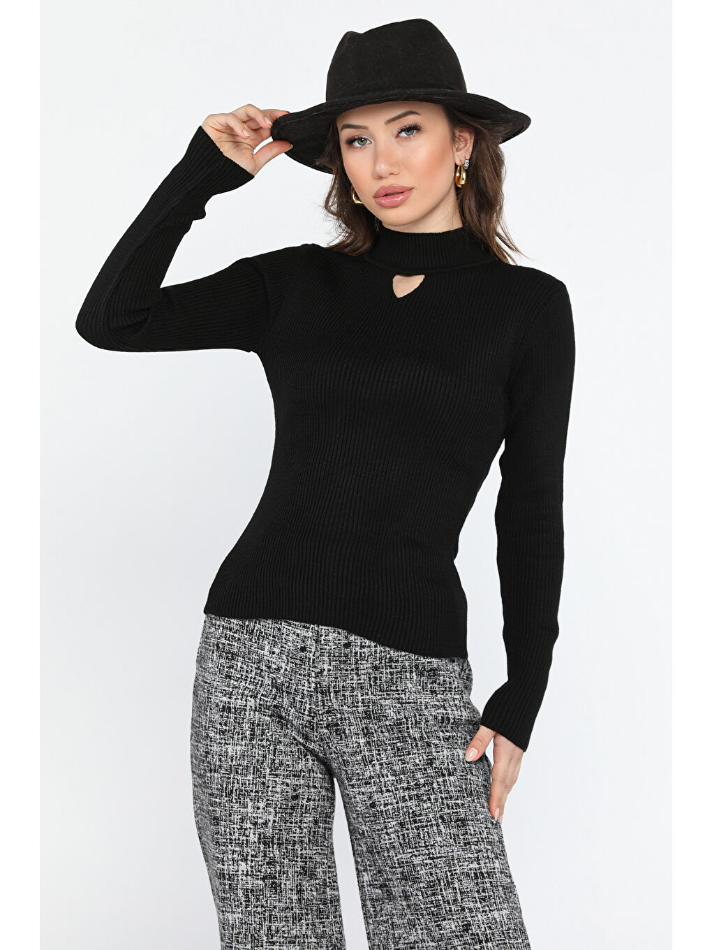 Siyah Kadın Yarım Balıkçı Yaka Ön Pencereli Elastanlı Triko Bluz-1