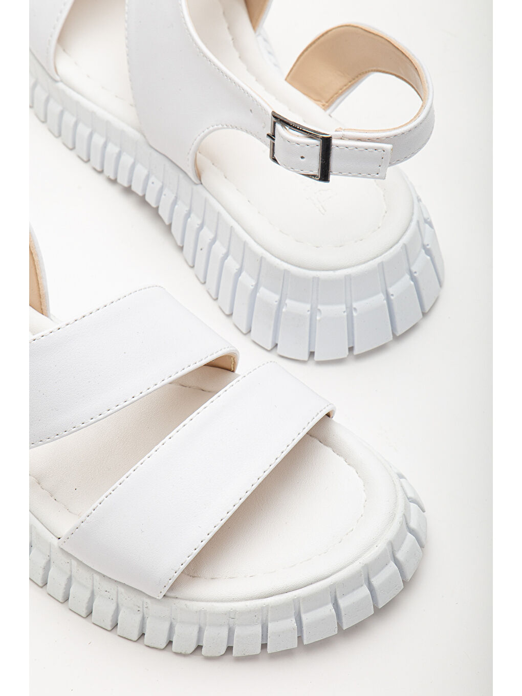 Kadın Beyaz Kalın Poli Taban Bilekten Bağlamalı Tek Bantı Sandalet-2