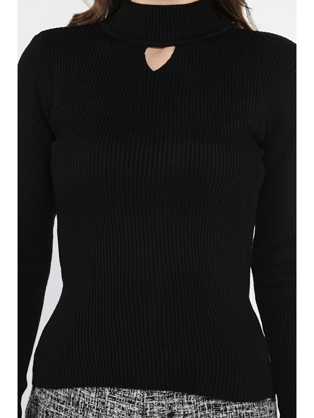 Siyah Kadın Yarım Balıkçı Yaka Ön Pencereli Elastanlı Triko Bluz-3