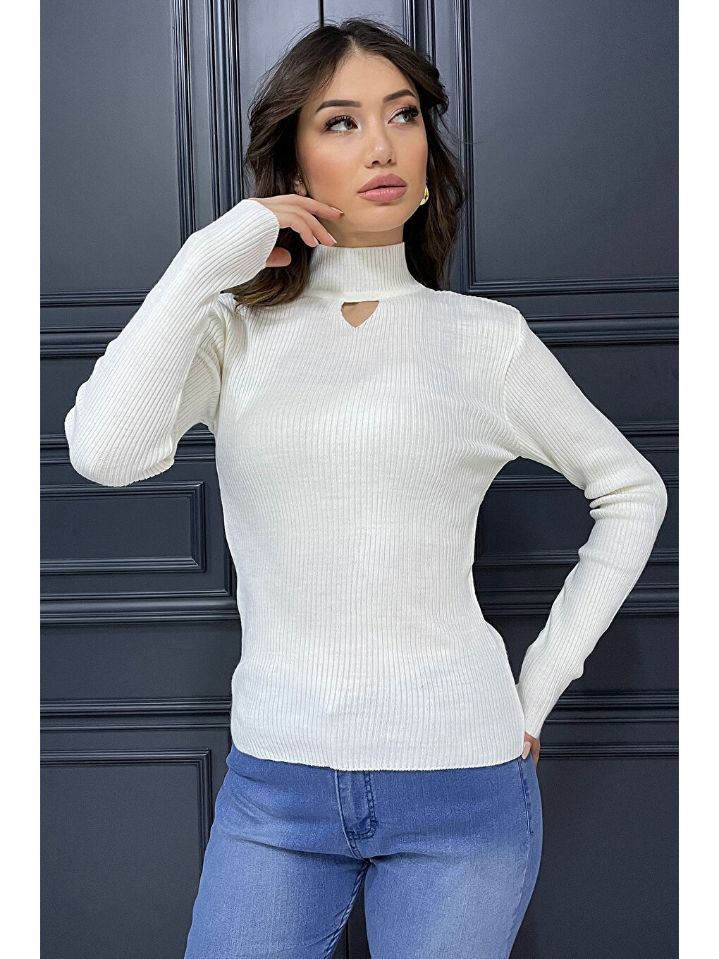 Ekru Kadın Yarım Balıkçı Yaka Ön Pencereli Elastanlı Triko Bluz-1