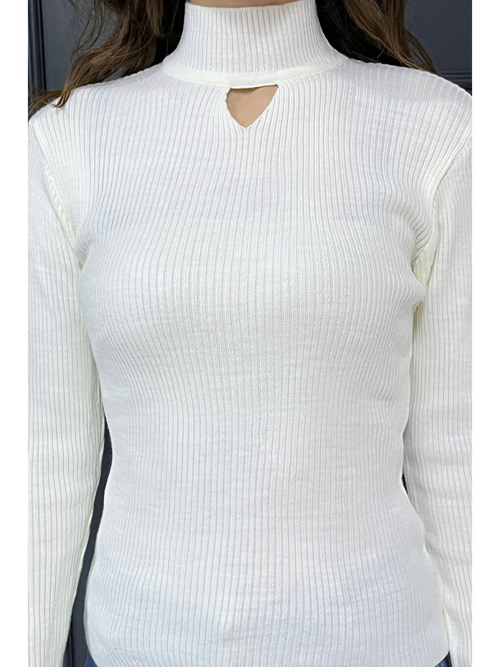 Ekru Kadın Yarım Balıkçı Yaka Ön Pencereli Elastanlı Triko Bluz-2