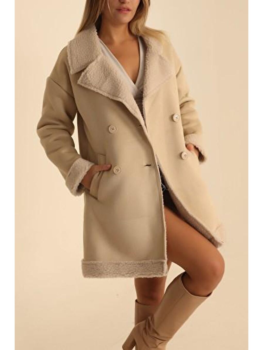 Bej Kadın Taş Kruvaze Yaka Oversize Peluşlu Süet Mont