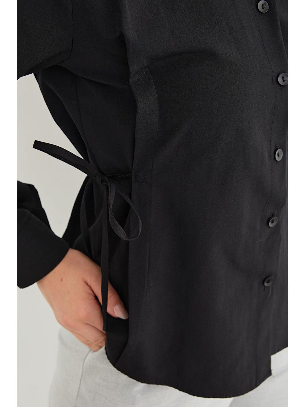 Siyah Basic Yanı Bağlama Detaylı Gömlek-4