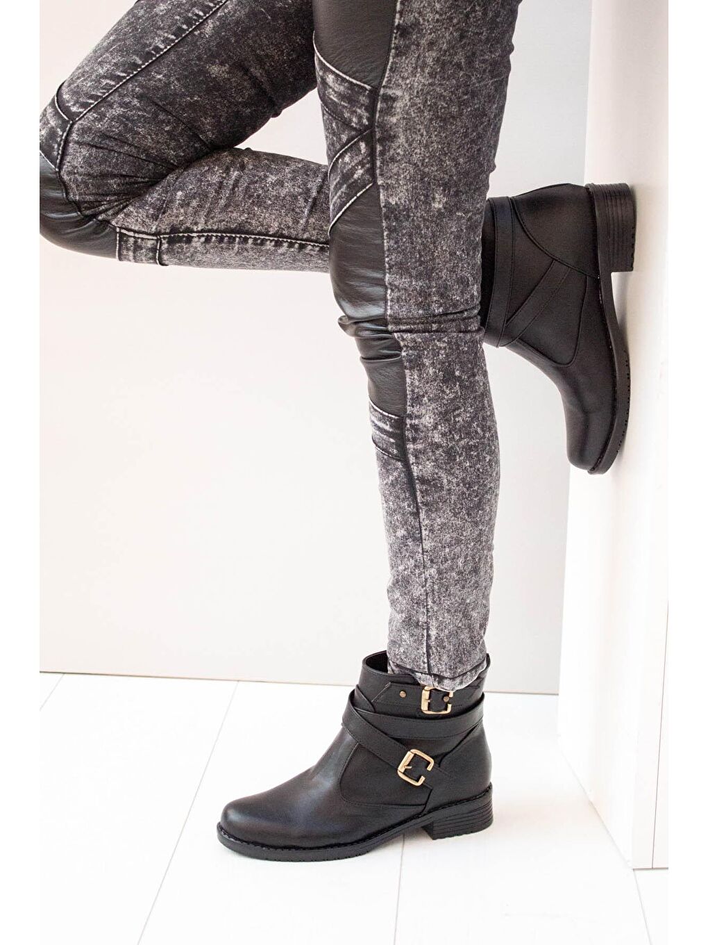 A726191009 Siyah Kadın Bot