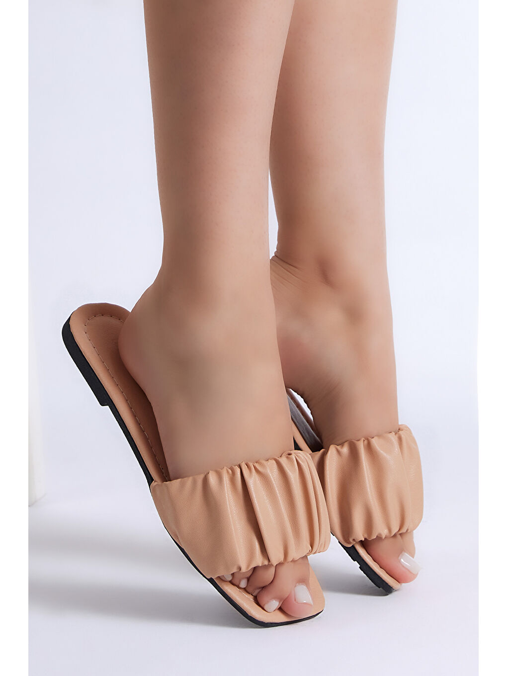 Bej Kadın Vizon Önü Büzgülü Tek Bantlı Terlik-1