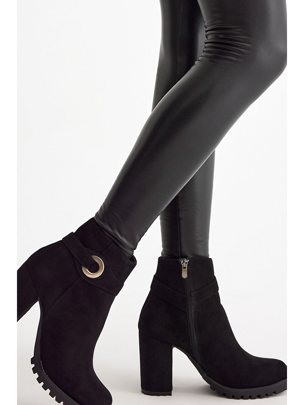 Kadın Siyah Süet Rahat Kalıp Tokalı Fermuarlı Topuklu Bot-1