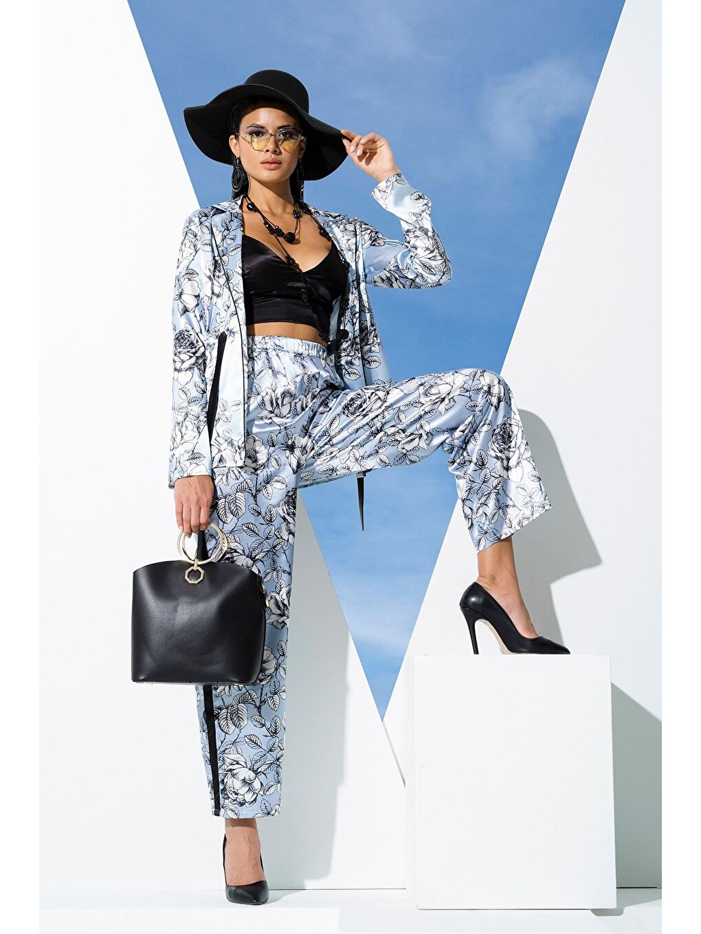 6'lı Saten İçeride ve Dışarda Çiçekli Mavi Takım-1