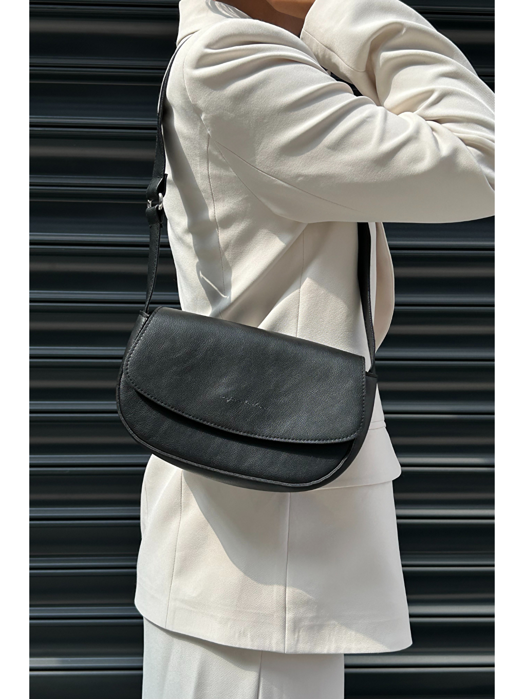 Siyah Kapaklı Suni Deri Kadın Omuz Çantası ASB003-2
