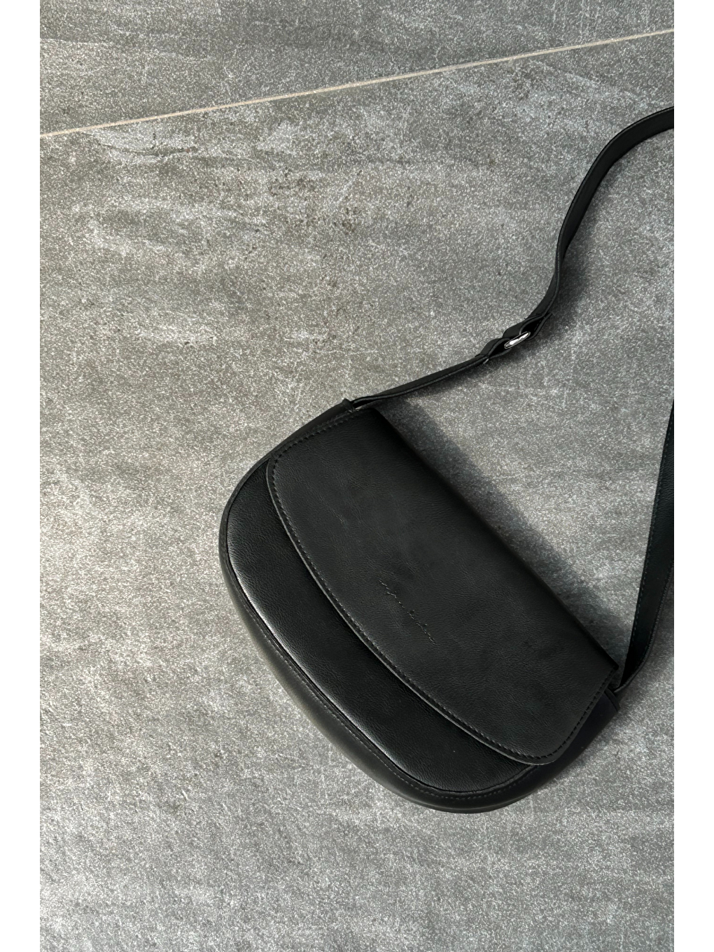 Siyah Kapaklı Suni Deri Kadın Omuz Çantası ASB003-3