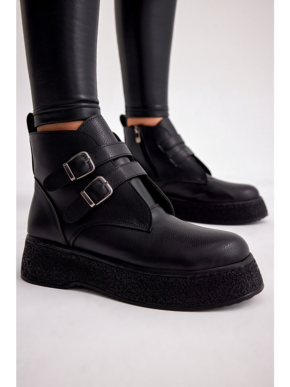 Kadın Siyah Cilt Rahat Kalıp Yüksek Taban Çift Tokalı Fermuarlı Bot