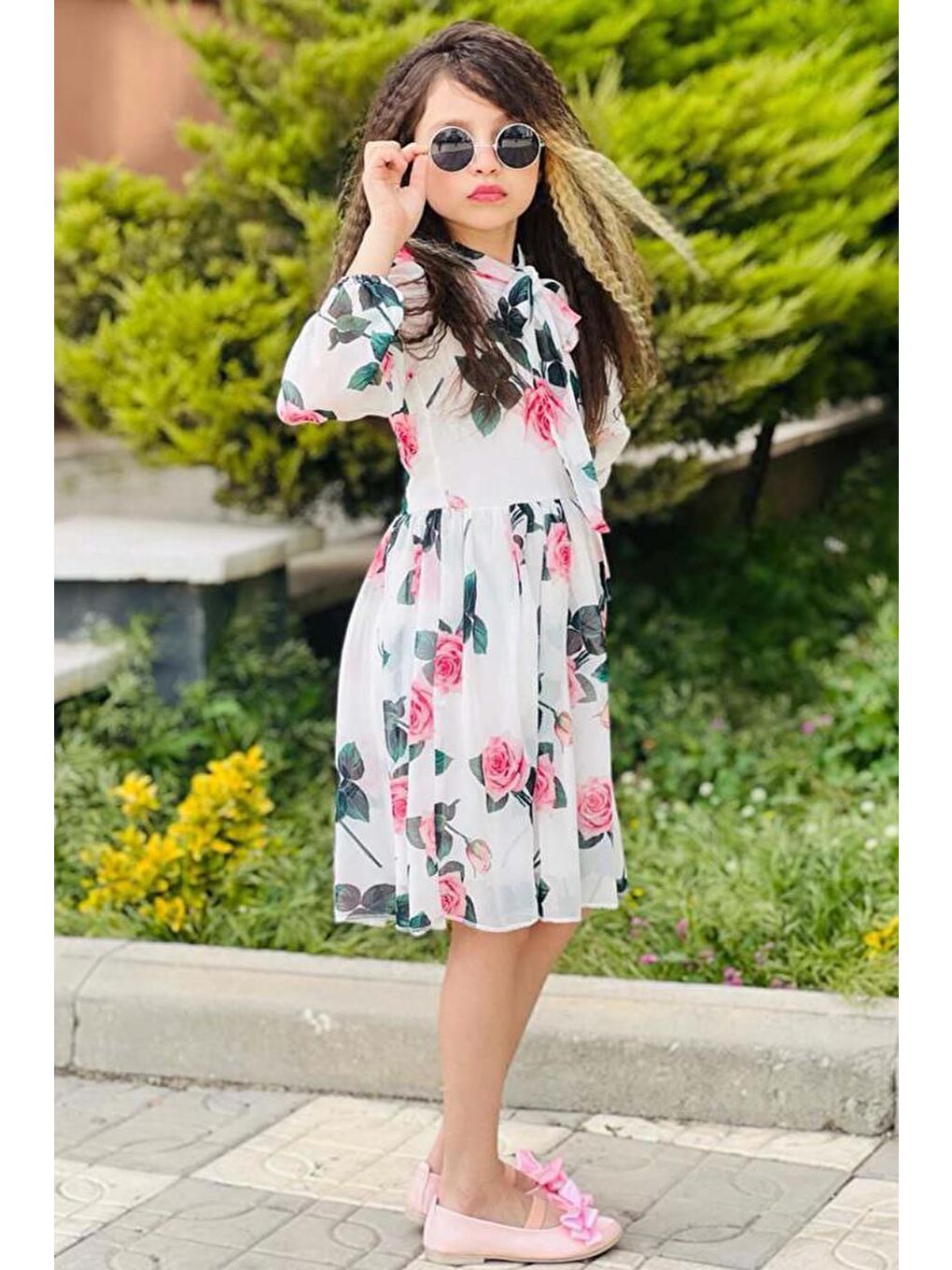 Kız Çocuk Yakası Bağlama Detaylı Üzeri Gül Desenli Piliseli Beyaz Elbise-1