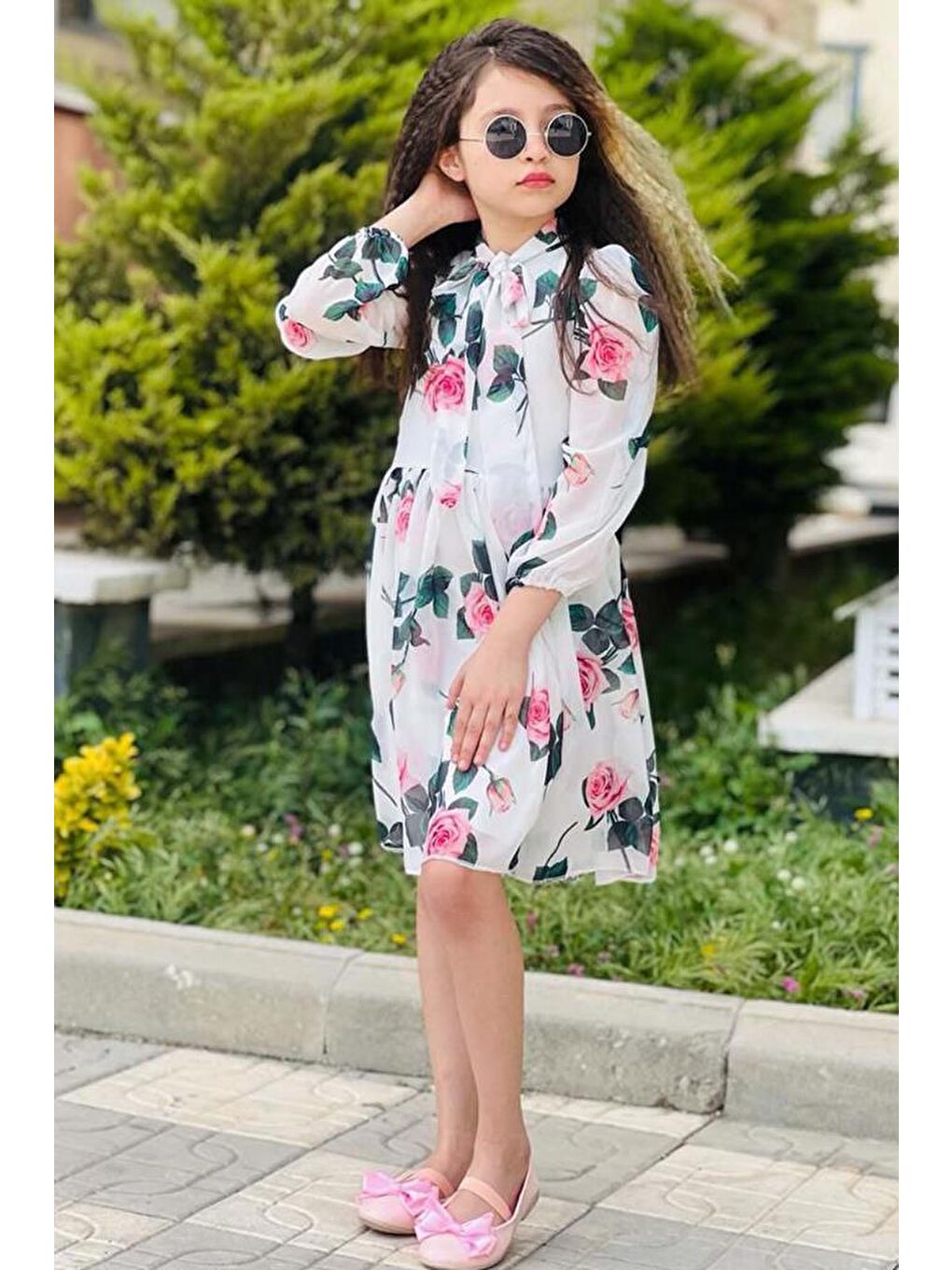 Kız Çocuk Yakası Bağlama Detaylı Üzeri Gül Desenli Piliseli Beyaz Elbise-2