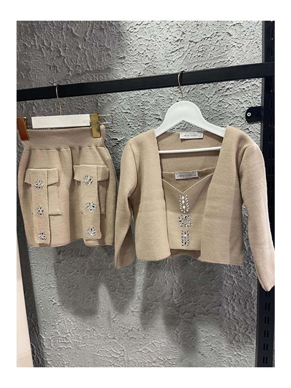 Kız Çocuk Askılı Bluz Hırka ve Elmas Taş İşlemeli Cepli Bej Triko Etekli Takım-1