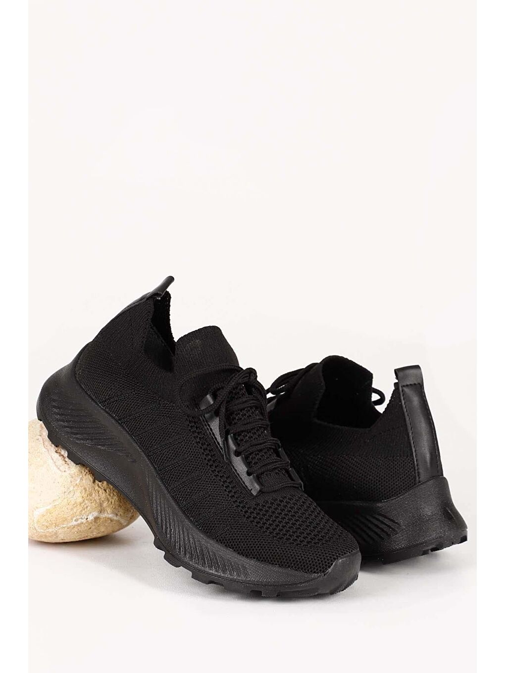 Siyah Yuvarlak Burun Dolgu Taban Triko Kadın Sneaker 37511