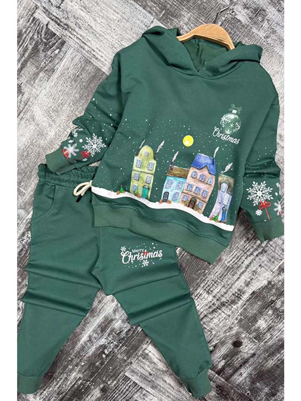 Kız Erkek Çocuk Kar Tanesi ve Bina Digital Baskılı Yazı Detaylı Yeşil Eşofman Takım