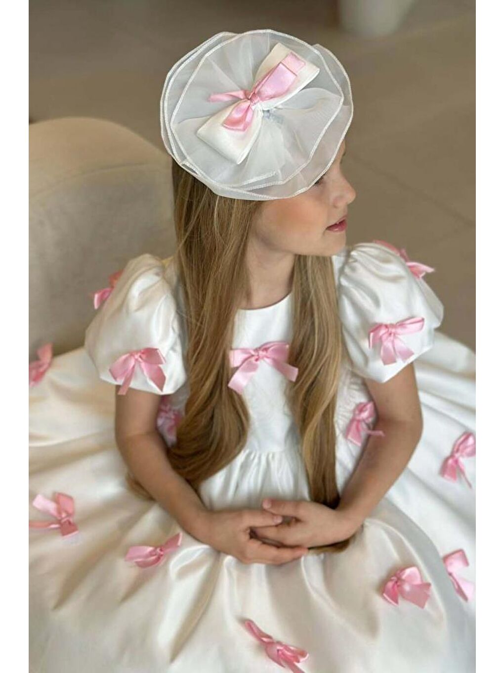 Beyaz Kız Çocuk Balon Kollu Üzeri Pembe Kurdela Detaylı İçi Astarlı Saten Abiye