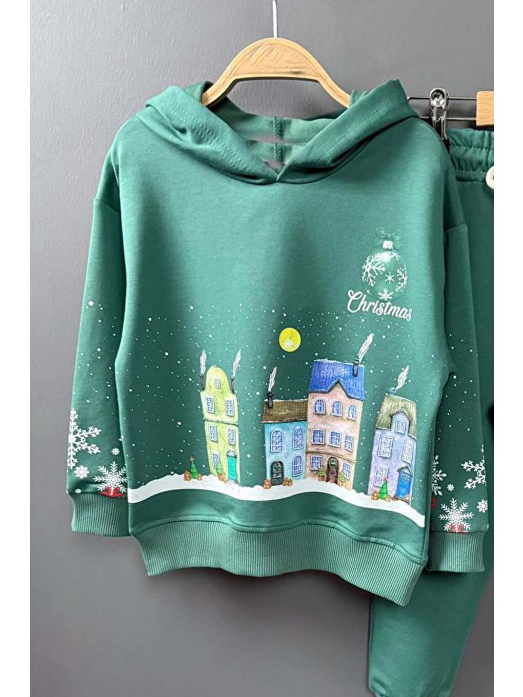 Kız Erkek Çocuk Kar Tanesi ve Bina Digital Baskılı Yazı Detaylı Yeşil Eşofman Takım-1