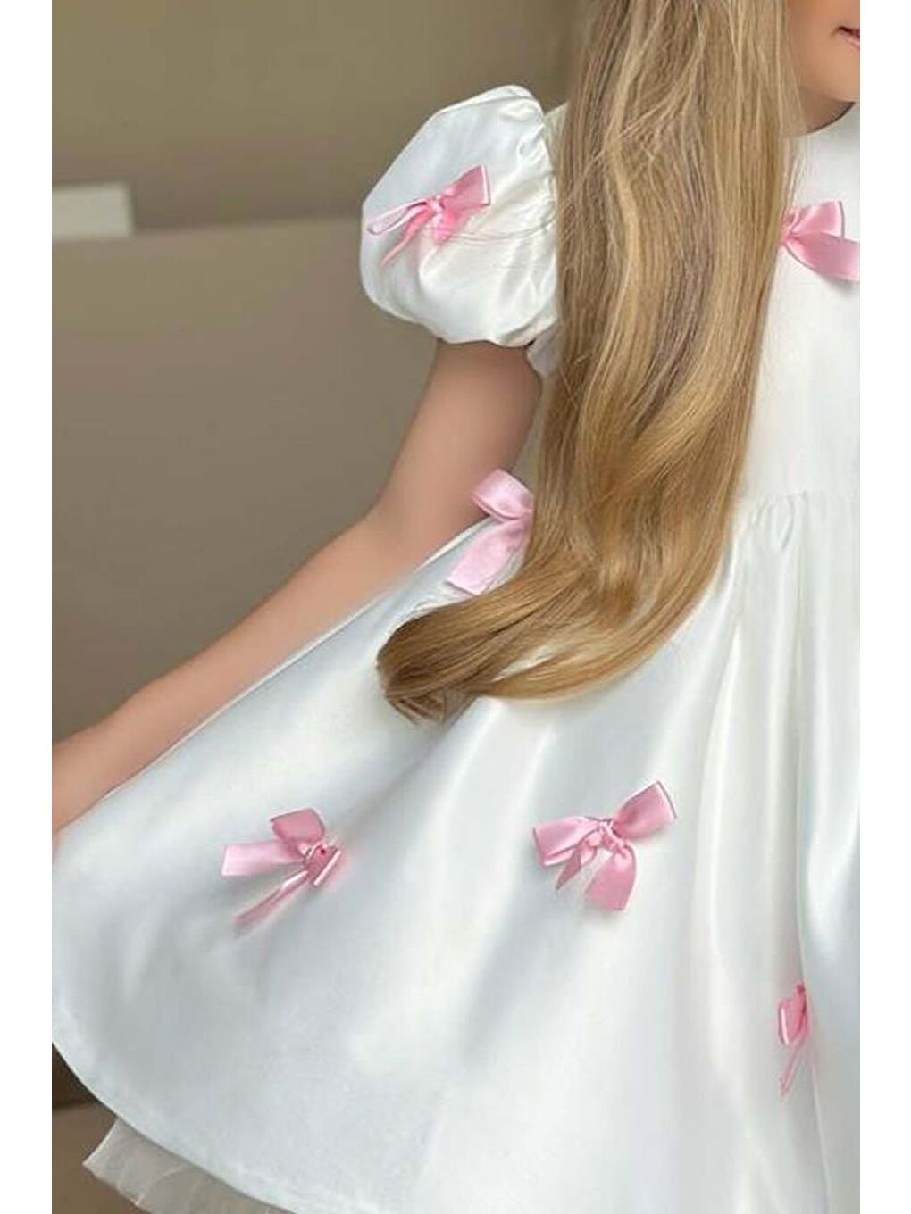 Beyaz Kız Çocuk Balon Kollu Üzeri Pembe Kurdela Detaylı İçi Astarlı Saten Abiye-1