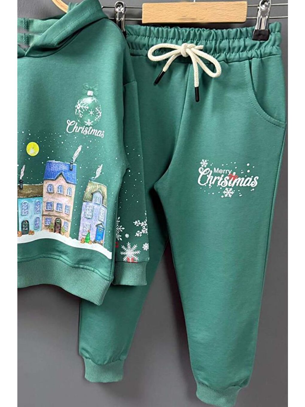 Kız Erkek Çocuk Kar Tanesi ve Bina Digital Baskılı Yazı Detaylı Yeşil Eşofman Takım-2