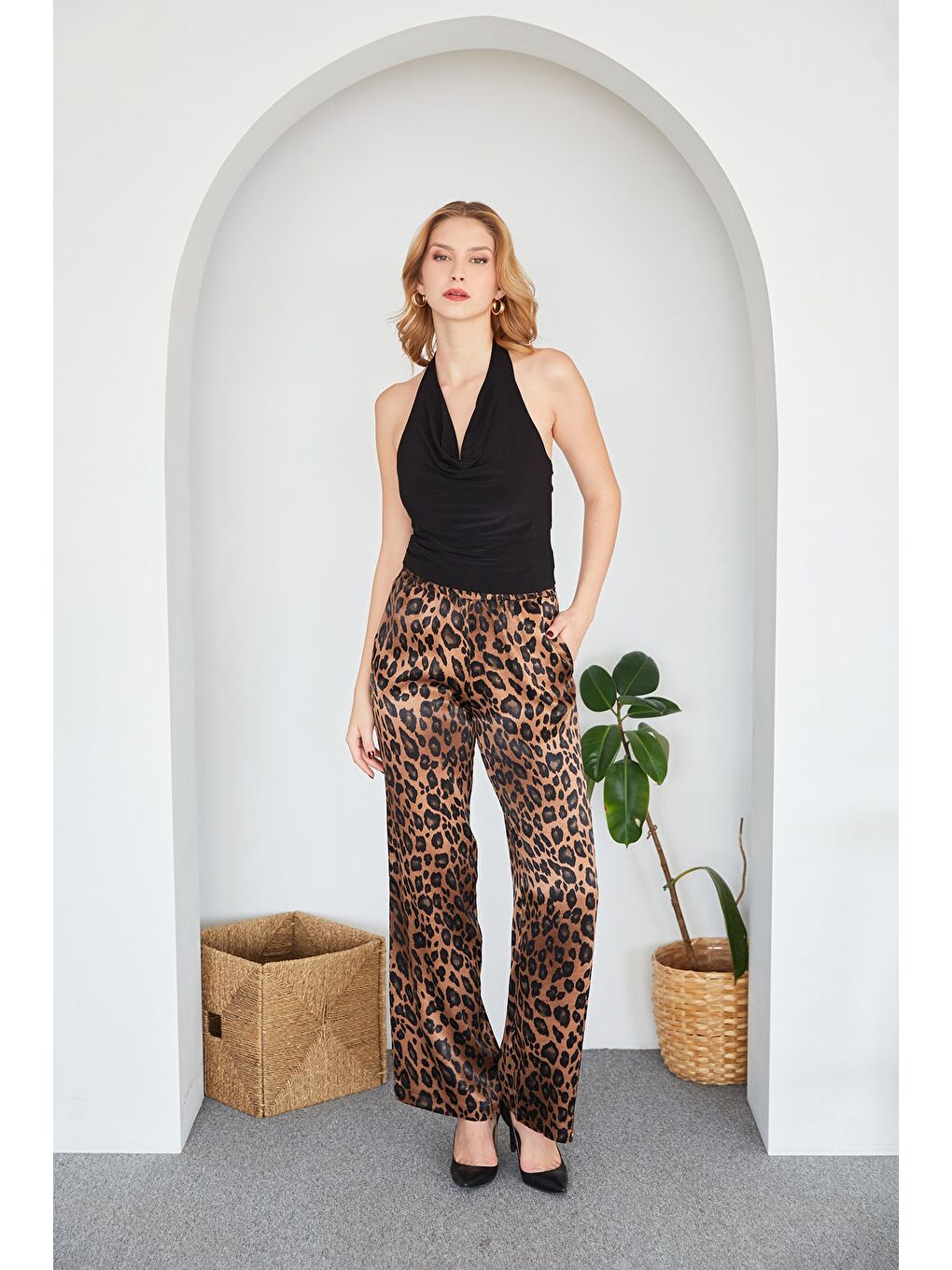 Siyah Boyundan Geçmeli Degaje Yaka Bluz-1