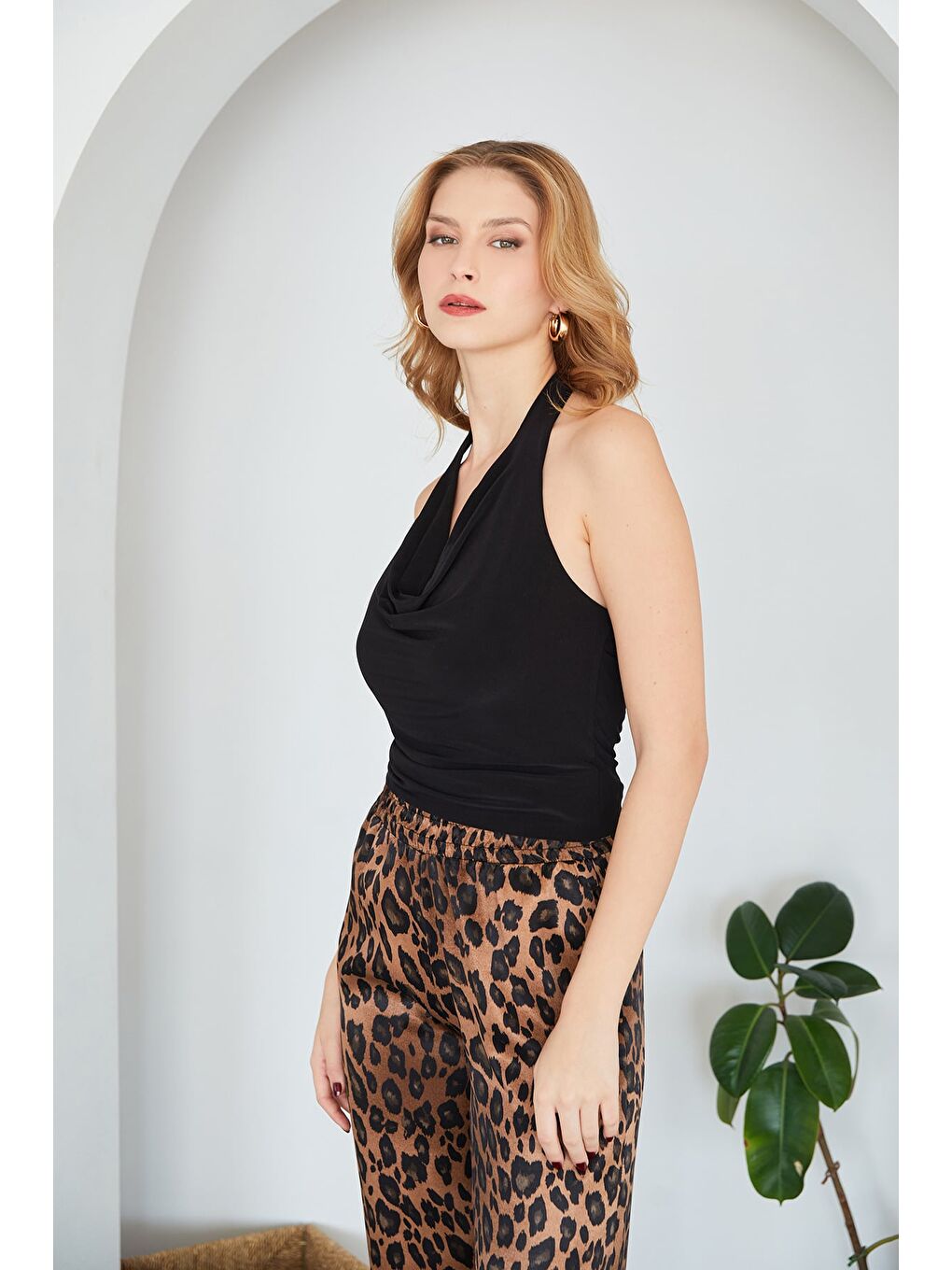 Siyah Boyundan Geçmeli Degaje Yaka Bluz-2