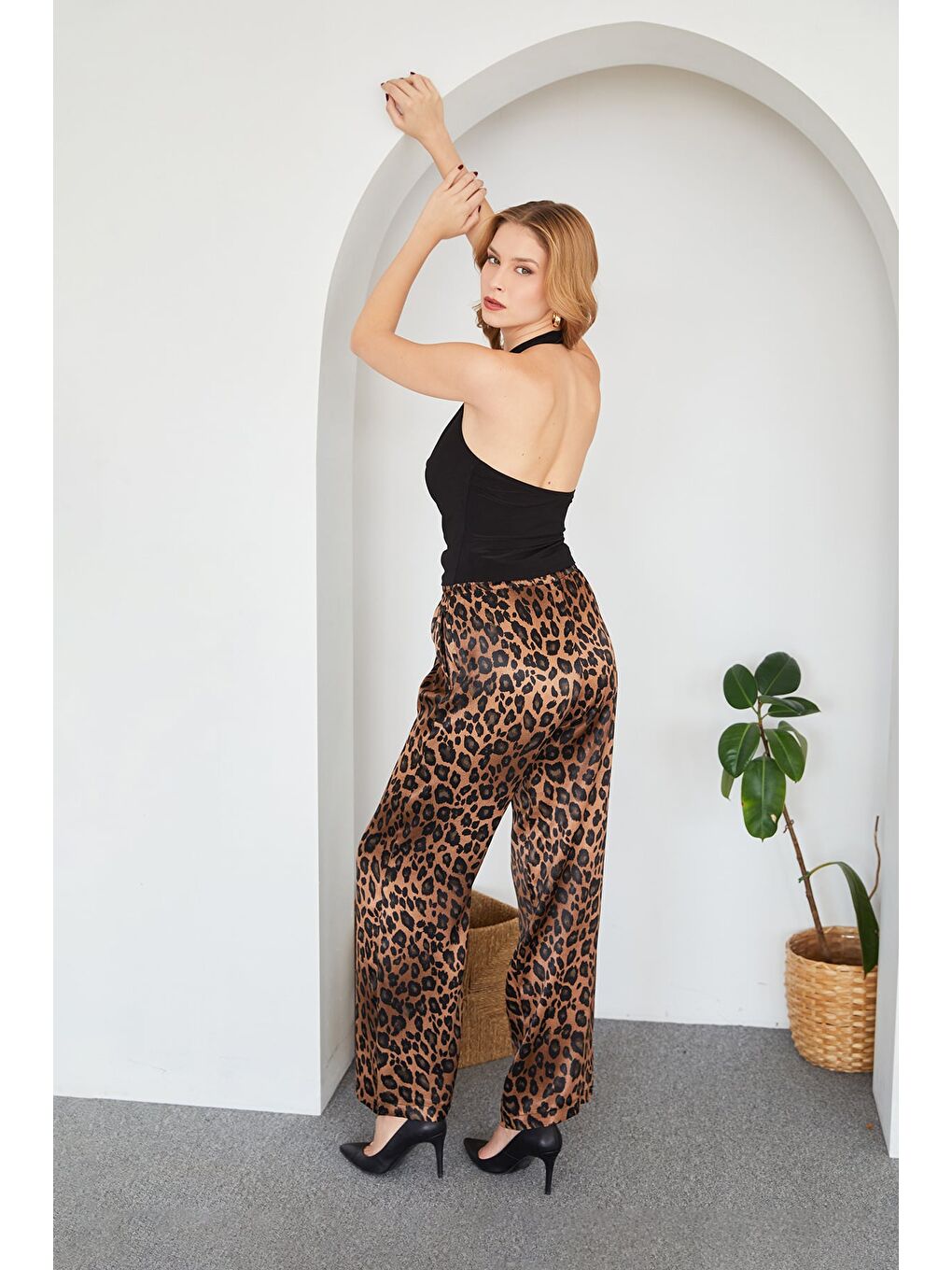 Siyah Boyundan Geçmeli Degaje Yaka Bluz-3