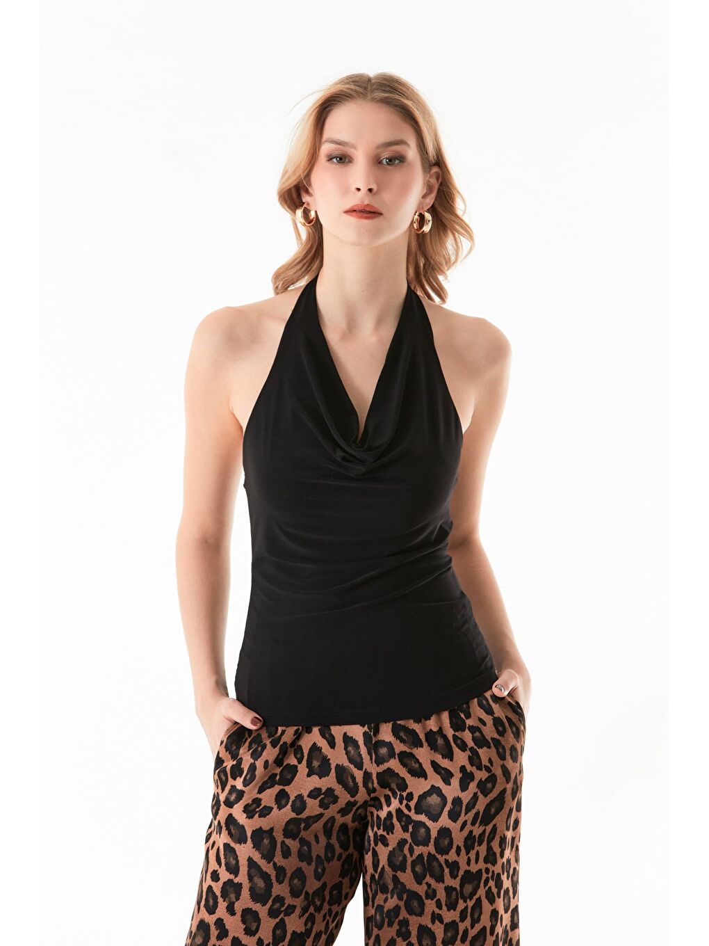 Siyah Boyundan Geçmeli Degaje Yaka Bluz-4