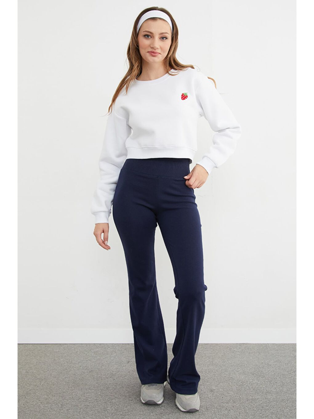 Kırmızı 3 İplik Çilek Nakışlı Crop Sweatshirt-2