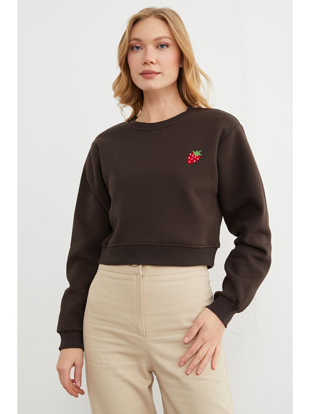 Kahverengi 3 İplik Çilek Nakışlı Crop Sweatshirt