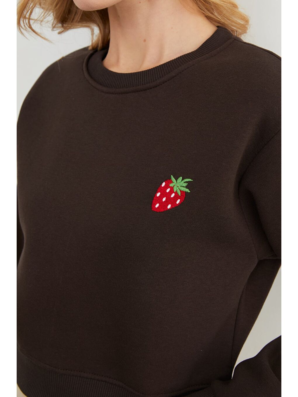Kahverengi 3 İplik Çilek Nakışlı Crop Sweatshirt-4