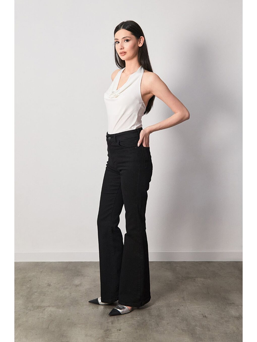 Ekru Boyundan Geçmeli Degaje Yaka Bluz-1