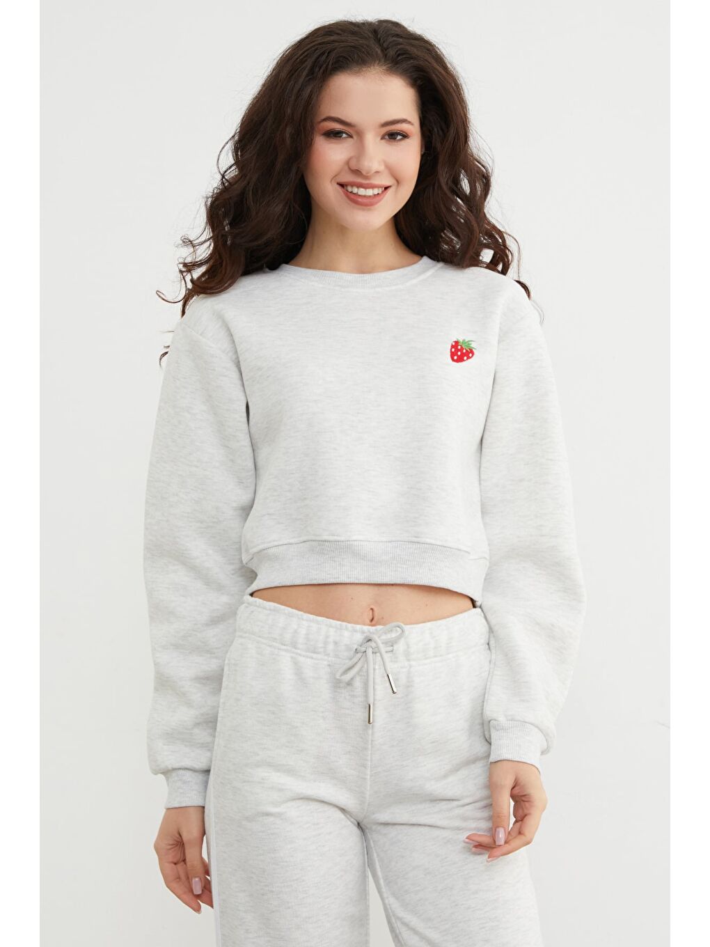 Gri 3 İplik Çilek Nakışlı Crop Sweatshirt