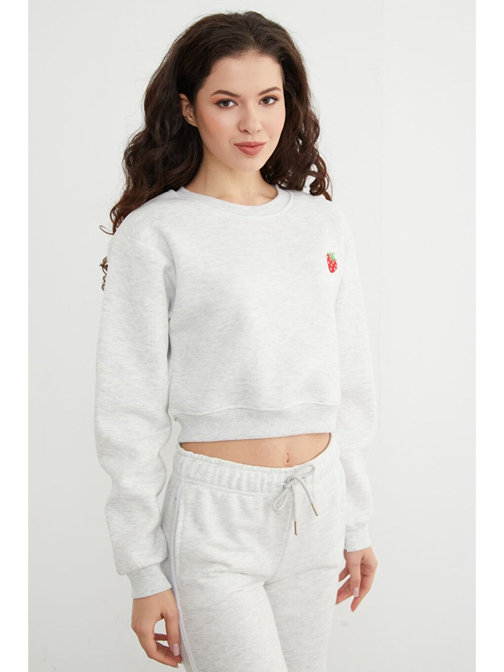 Gri 3 İplik Çilek Nakışlı Crop Sweatshirt-3