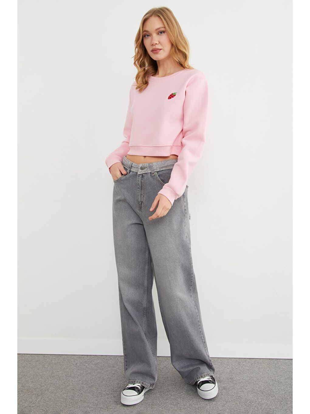 Pembe 3 İplik Çilek Nakışlı Crop Sweatshirt-1
