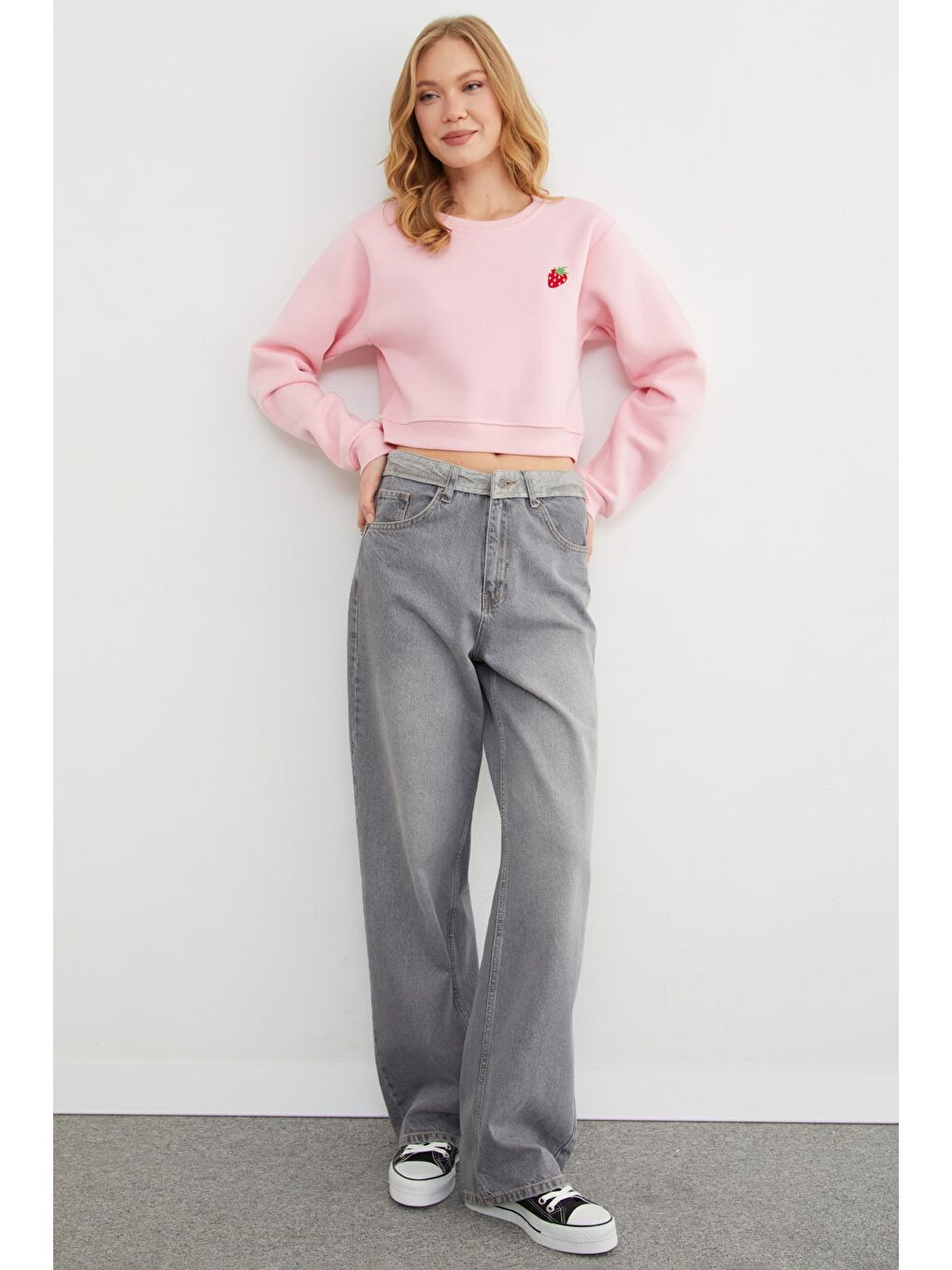 Pembe 3 İplik Çilek Nakışlı Crop Sweatshirt-3
