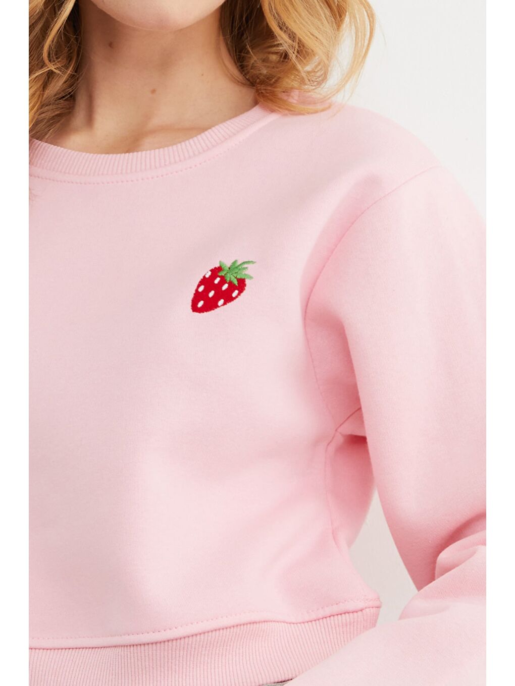 Pembe 3 İplik Çilek Nakışlı Crop Sweatshirt-4