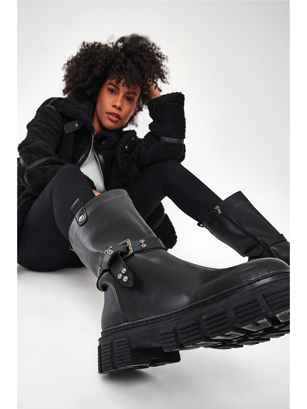 Kadın Siyah Cilt Rahat Kalıp Yüksek Taban Tokalı Fermuarlı Çizme